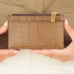 Croco ruskea korttikotelo 209g lifestyle