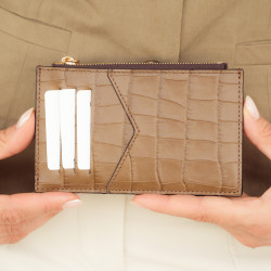 Croco ruskea korttikotelo 209g lifestyle