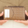 Croco ruskea korttikotelo 209g lifestyle