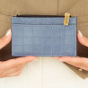 209g croco blue sky korttikotelo lifestyle