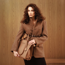 Naisten olkalaukku 047g karamelli ruskea lifestyle